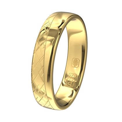 De combinatie van glanzend geelgoud en een unieke bewerking maakt deze ring spannend