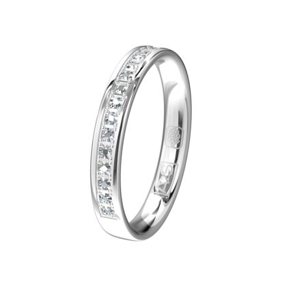 Aller Spanninga heeft hier gekozen voor een eenvoudige, maar prachtig glanzende witgouden ring.