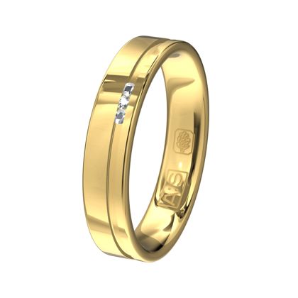 Een lust voor het oog deze geelgouden trouwring met 3 briljanten in de verdiepte groef