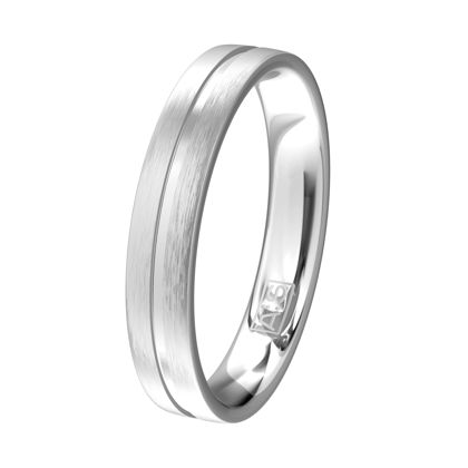 Wat een beauty is deze zilveren ring! Mooi gematteerd met hierin een elegant verlaagde middenbaan en uiteraard zorgt de ronde binnenkant voor een heerlijk draagcomfort.