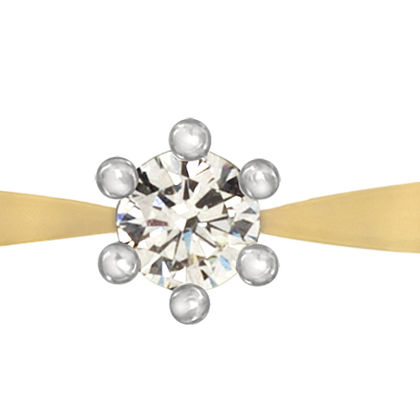 De klassieker onder de solitairringen! Prachtig uitgevoerd in een tweekleurige combinatie en voorzien van een briljant van 0,10 ct.