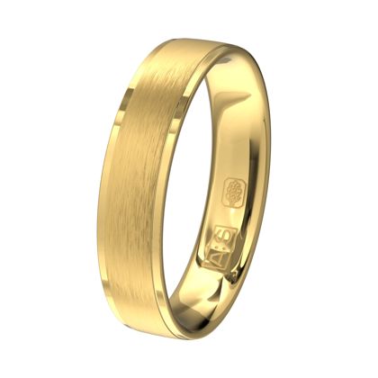 Deze prachtige geelgouden ring is een combinatie van glanzende randen en een gematteerde binnenbaan. De ronde binnenkant zorgt voor een heerlijk draagcomfort.