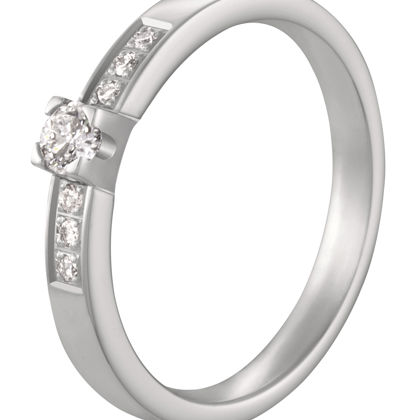 Deze chique witgouden solitaire ring is door onze diamantzetters voorzien van een grote briljant en deze wordt aangevuld met drie kleinere briljanten.