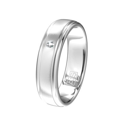 Bij deze klassieke zilveren ring hebben onze goudsmeden de randjes iets verlaagd. In deze ring is door onze diamantzetters een briljant geplaatst.