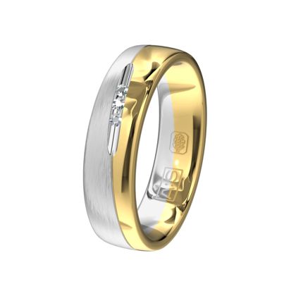 Verschillende goudsoorten vormen deze bijzondere ring, op de scheiding hebben de diamantzetters briljanten gezet in een speciale zetting