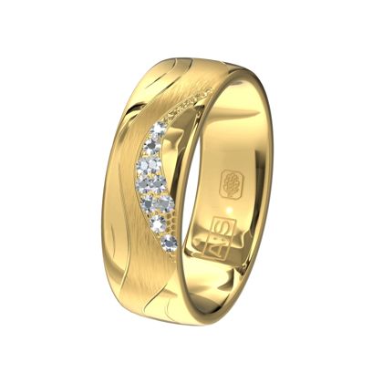 Een geelgouden ring met een prachtig golvend lijnenspel, met maar liefst 10 glinsterende diamanten.